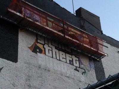 Бокс-Арт GTA 5 на здании в Манхетене